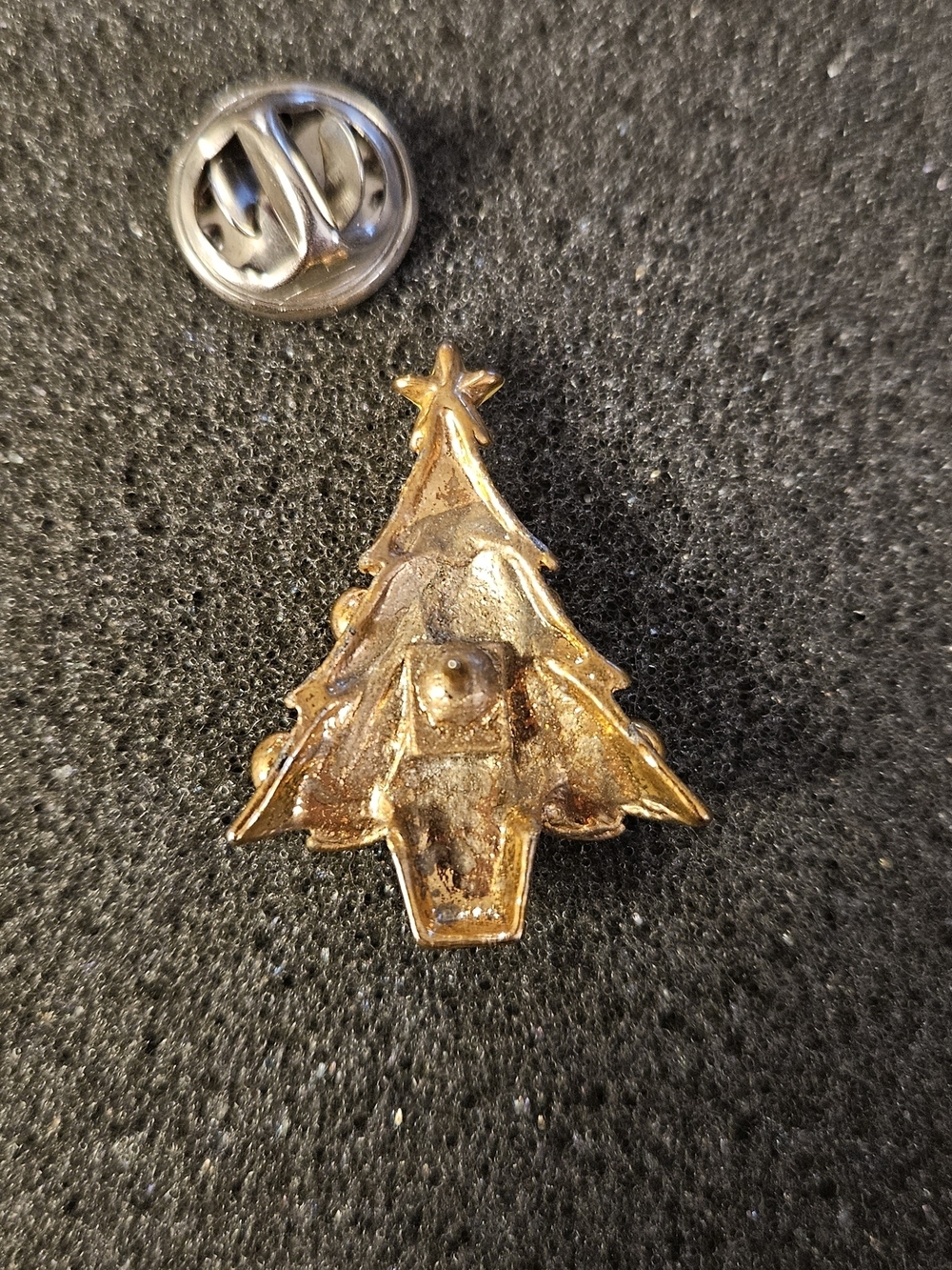 Vintage Gold-Tone Christmas Tree Brooch with Green, Red and Yellow Accents. - Picture 4 of 4